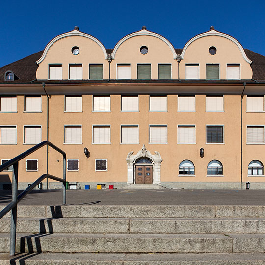 Schulhaus Kirchbühl 1 in Cham