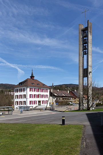 Ecole du village et le clocher à Viques