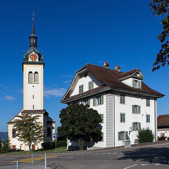 Pfarrkirche und Pfarrhaus in Sarmenstorf