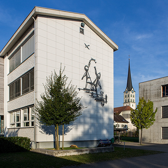 Schulhaus und Pfarrkirche in Schötz