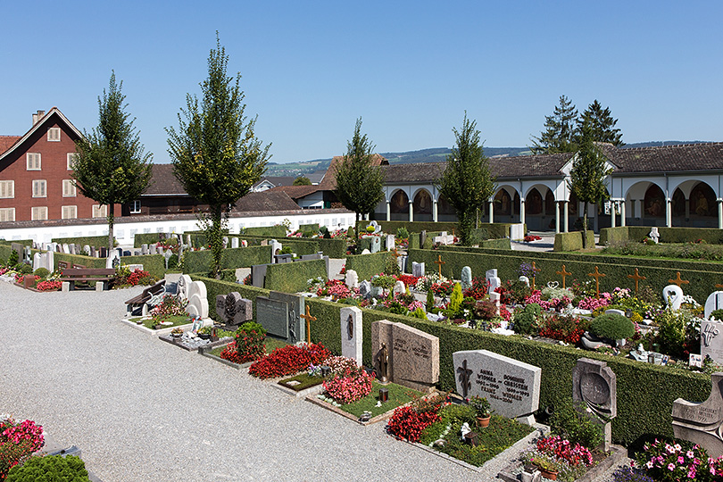 Friedhof mit Gräberhalle