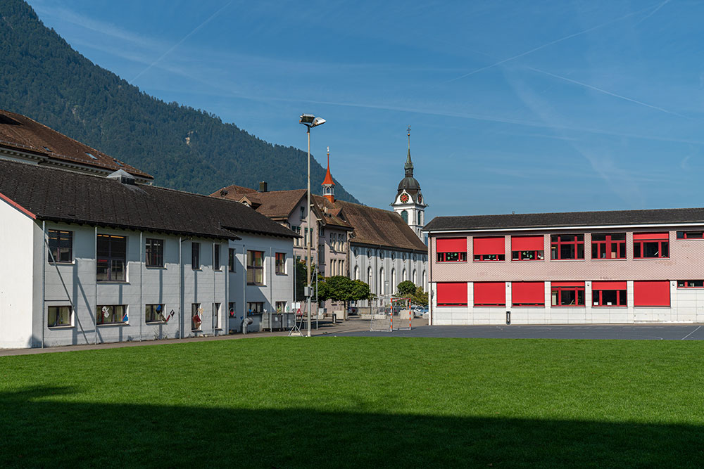Schulhaus Hofmatt und Pfarrkirche