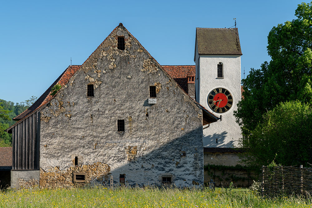 Pfrundscheune und Pfarrkirche in Wölflinswil