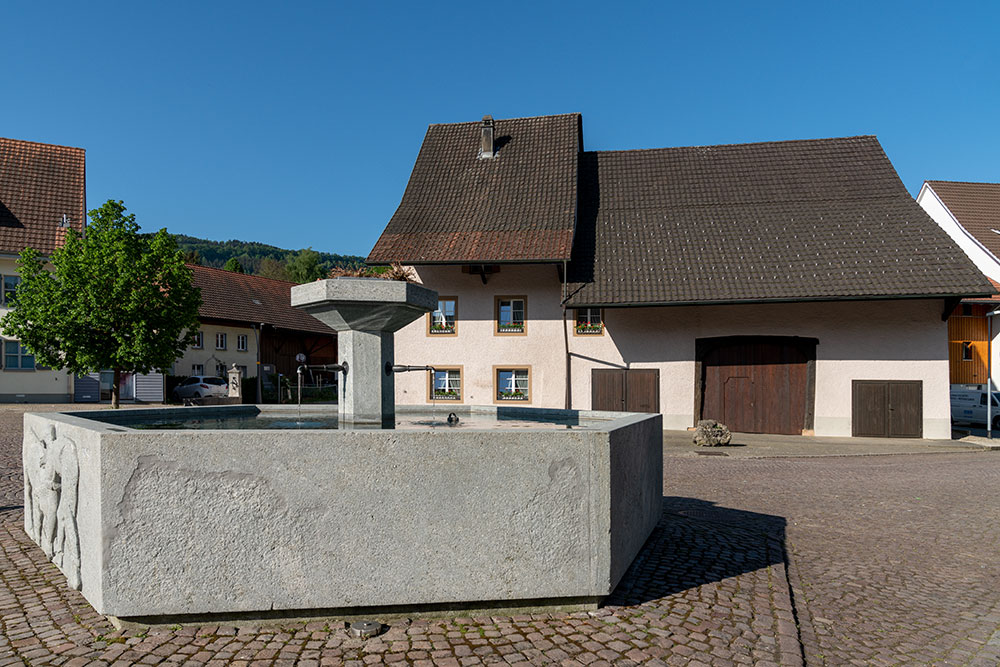 Dorfplatz-Brunnen und Alte Schmitte