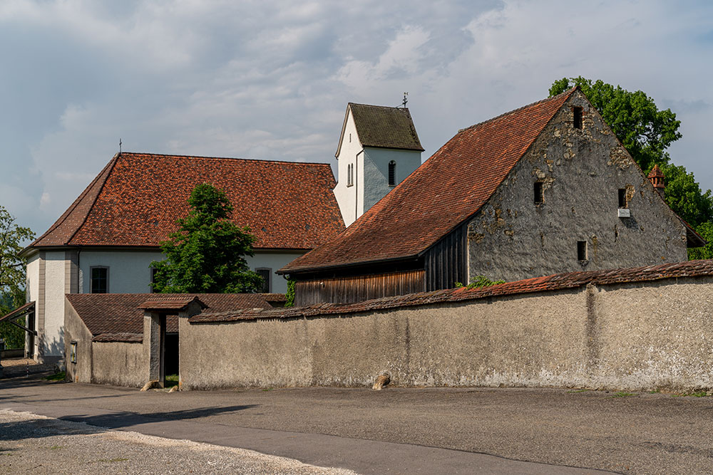 Pfarrkirche, Kirchofmauer und Pfrundscheune