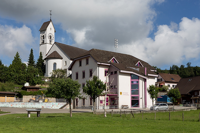 Eglise Saint-Timothée-et-Saint-Symphorien, l'école et l'administration communale