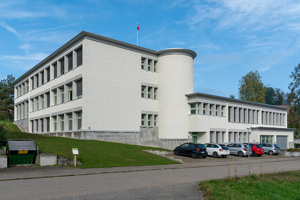 Schulhaus in Esslingen ZH