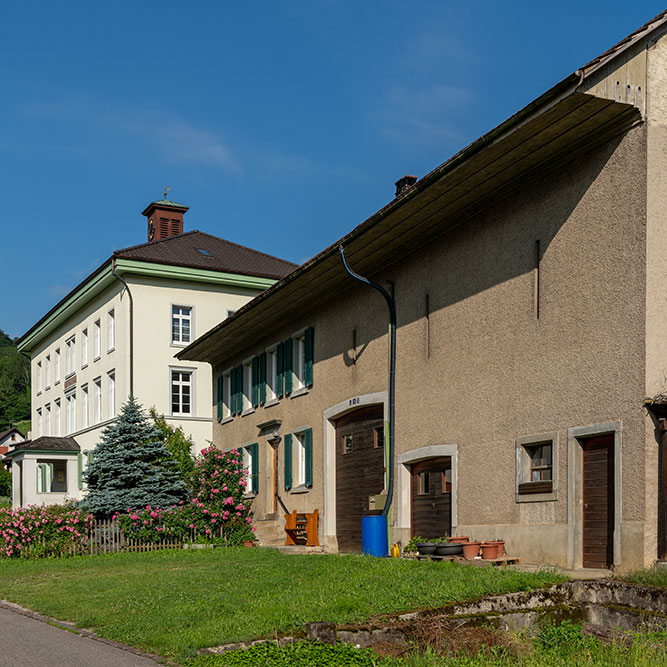 Schulhaus und Bauernhaus in Hellikon