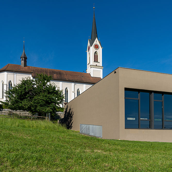 Kirche und Sporthalle in Nottwil