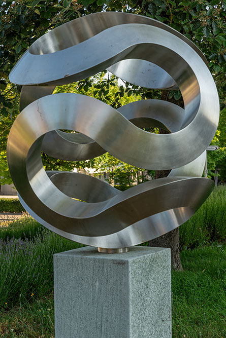 Skulptur vor der Gemeindeverwaltung