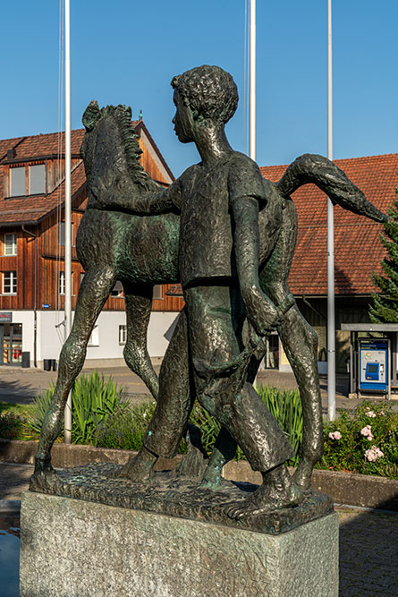 Skulptur beim Gemeindehaus