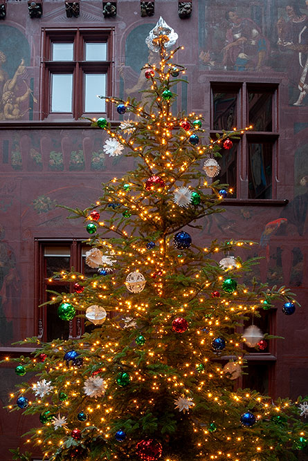Weihnachtsbaum im Innenhof des Rathauses