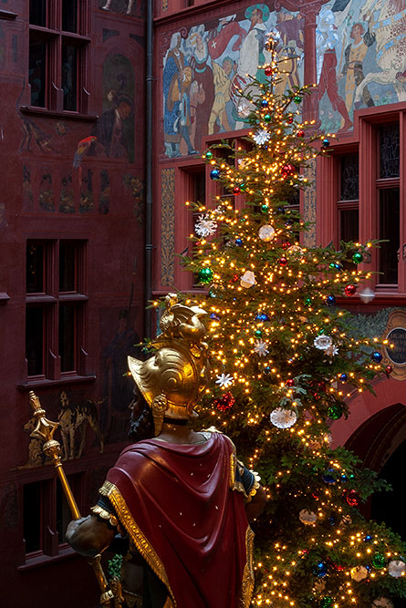 Weihnachtsbaum im Innenhof des Rathauses