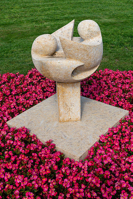 Skulptur auf dem Friedhof in Lengnau BE