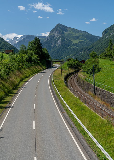 Hauptstrasse und Bahngleis