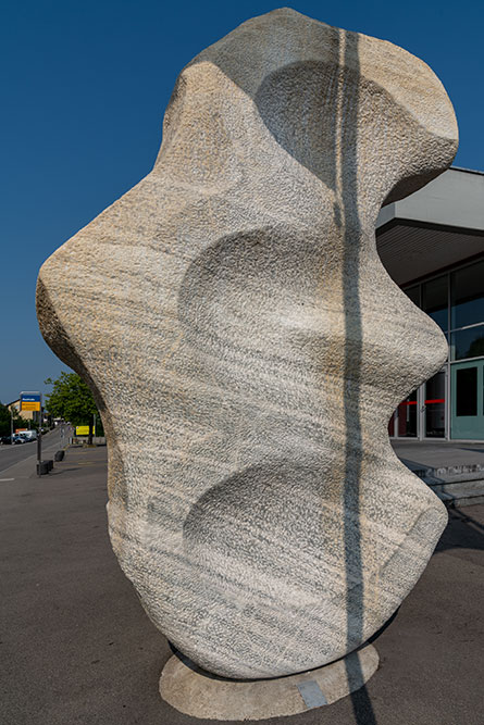 Skulptur vor der Stadthalle in Bülach