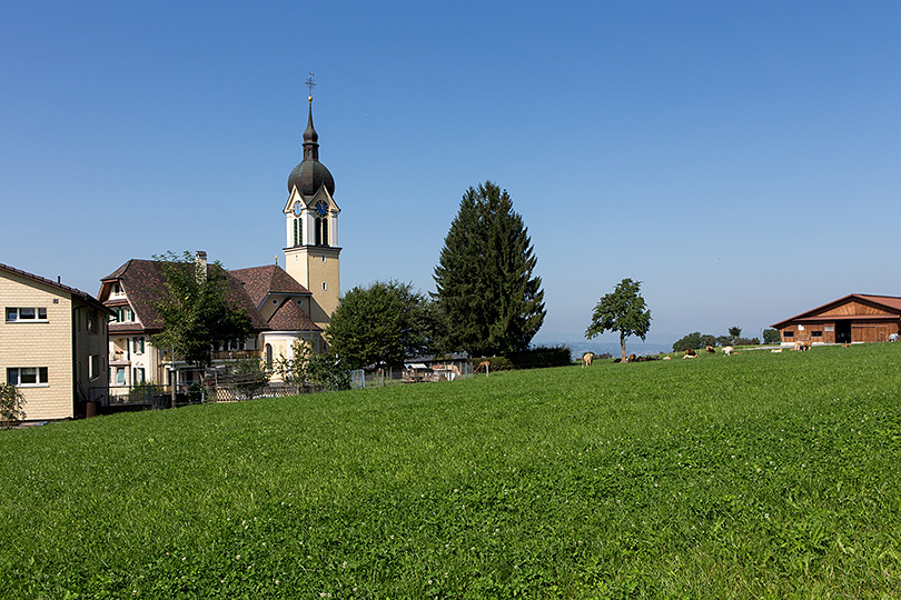 Pfarrkirche St. Ulrich und Pfarrhaus in Mettmenschongau