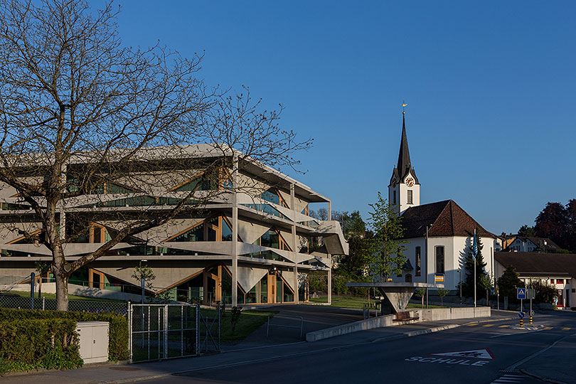 Schulhaus und Kirche in Buechen