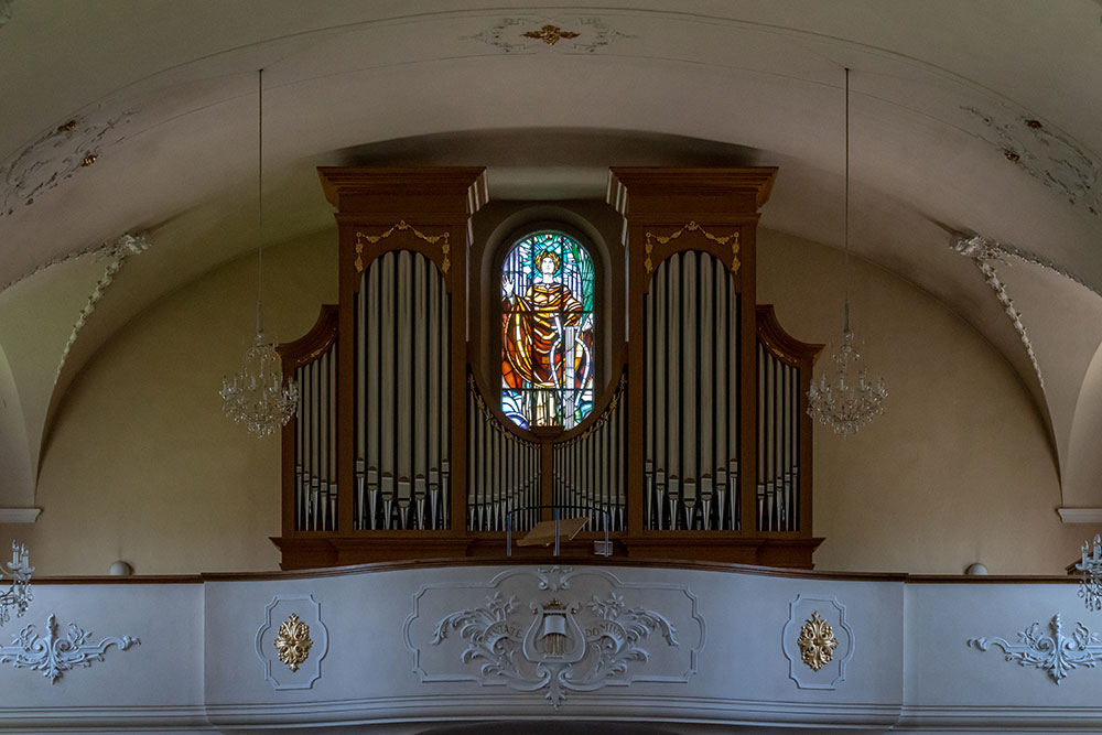 Orgel mit Kirchenfenster