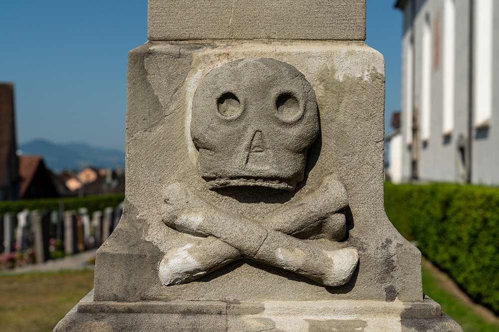 Steinrelief Totenkopf