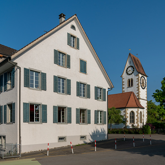 Altes Schulhaus und Kirche in Knonau