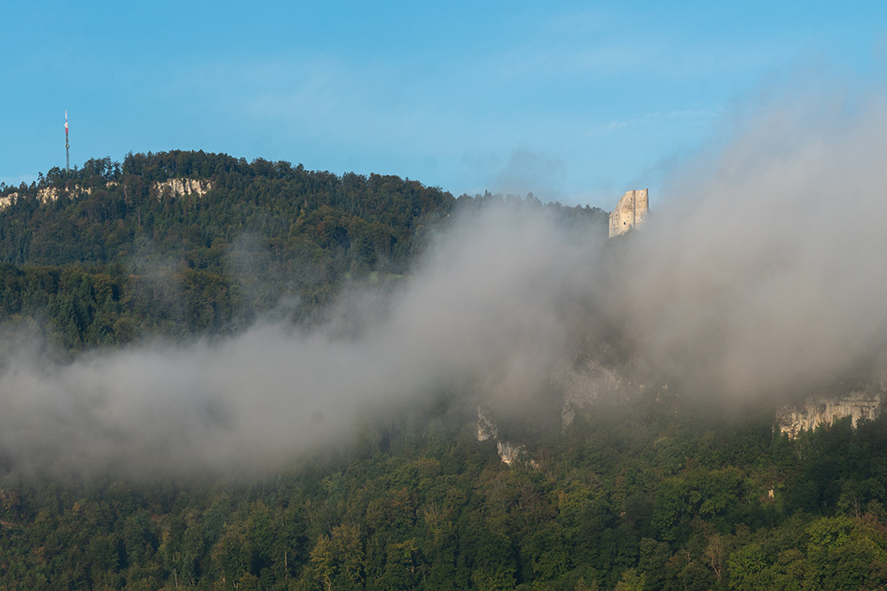 Eggfluh und Burgruine Pfeffingen