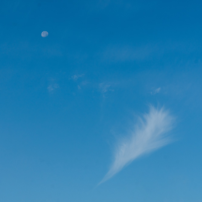 Mond und Wolke