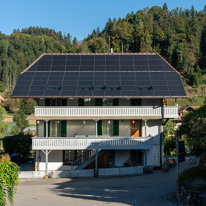 Wohnhaus mit Solarpanels